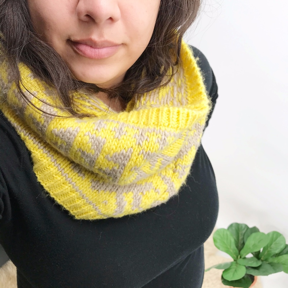 GAP One Size Yellow and Beige Cowl Scarf